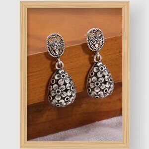 NWOT 925 Silver Plated Floral Pattern Drop Earringser